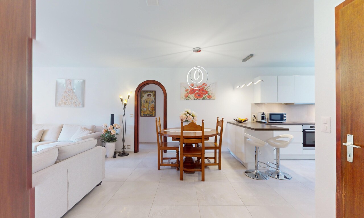 salon / salle à manger avec passages en arc et cloison sèche