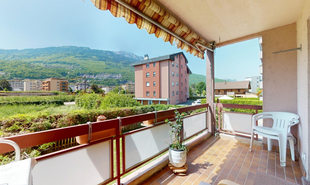 balcon avec vue sur la montagne