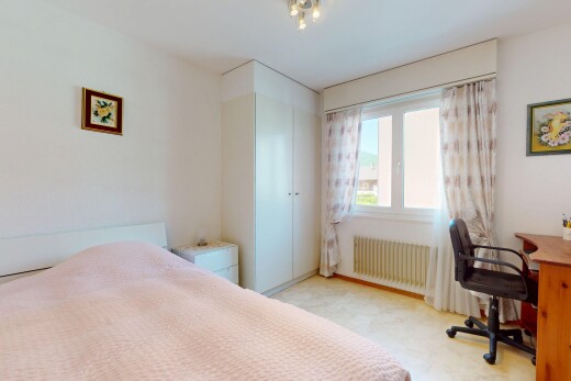 chambre avec espace bureau, radiateur, lumière naturelle, et cloison sèche