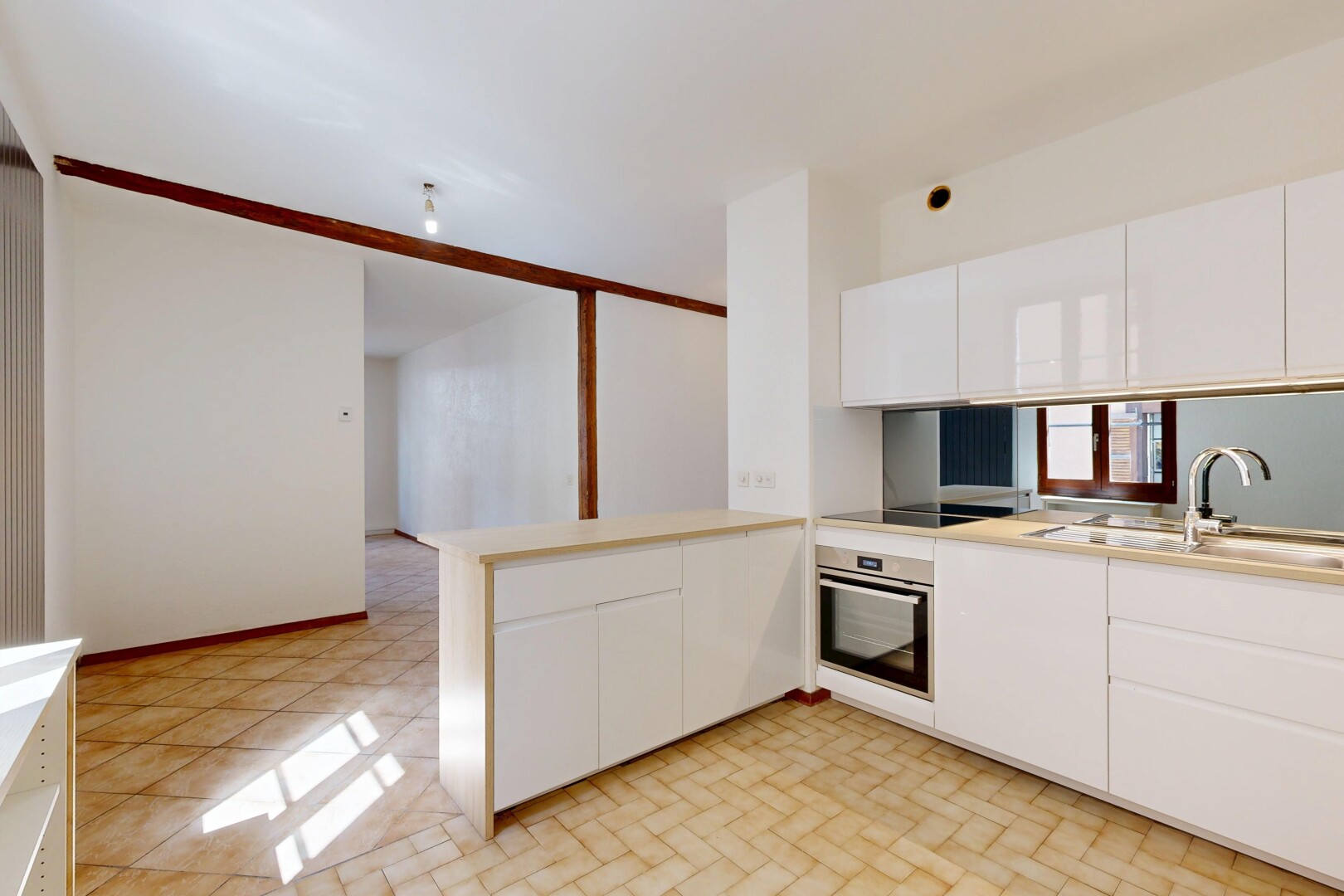 cuisine avec armoires blanches, white cabinets, four, péninsule de cuisine, et kitchen peninsula