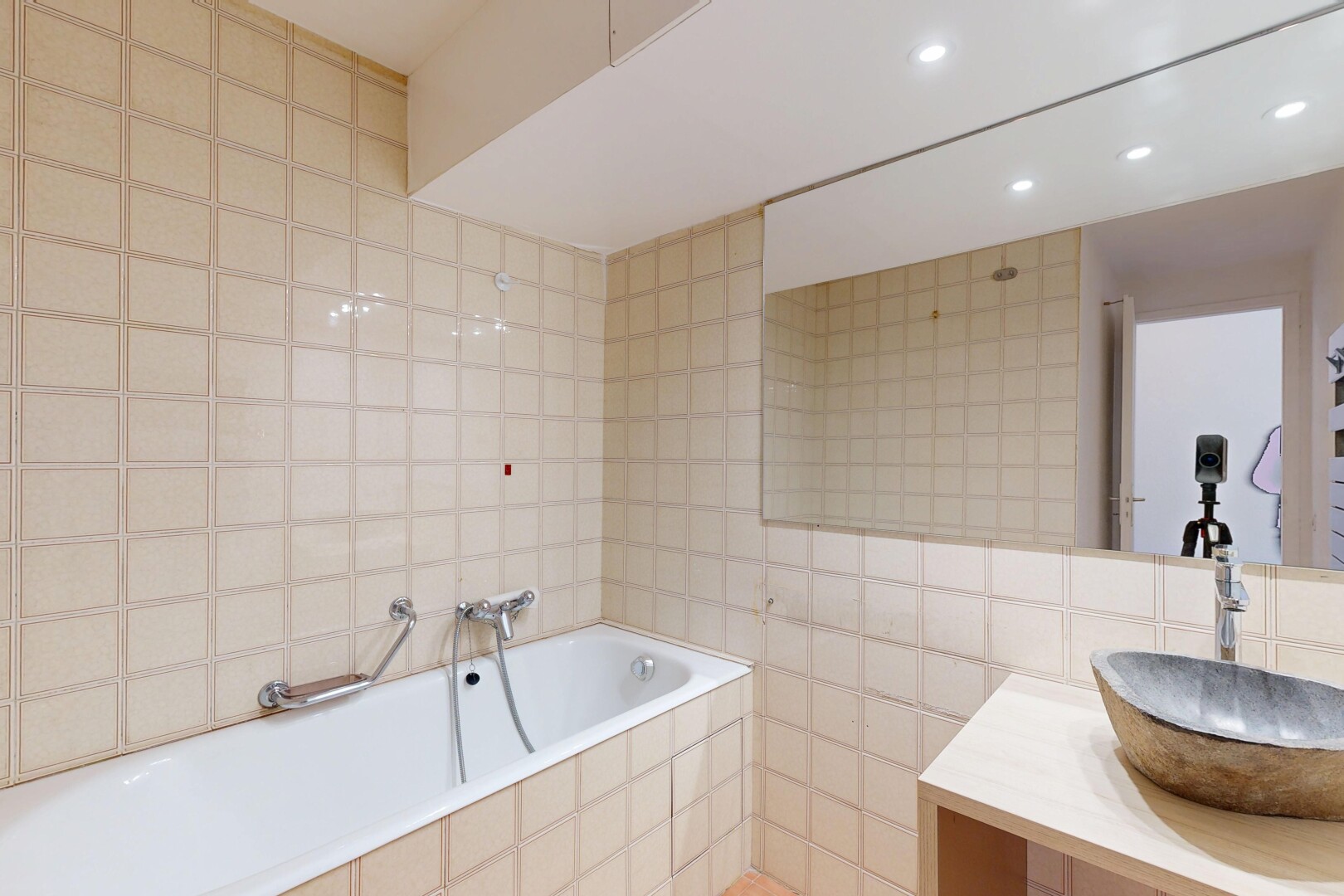 salle de bains avec tile wall, mur en carrelage, inside property, salle de bain complète, et bain