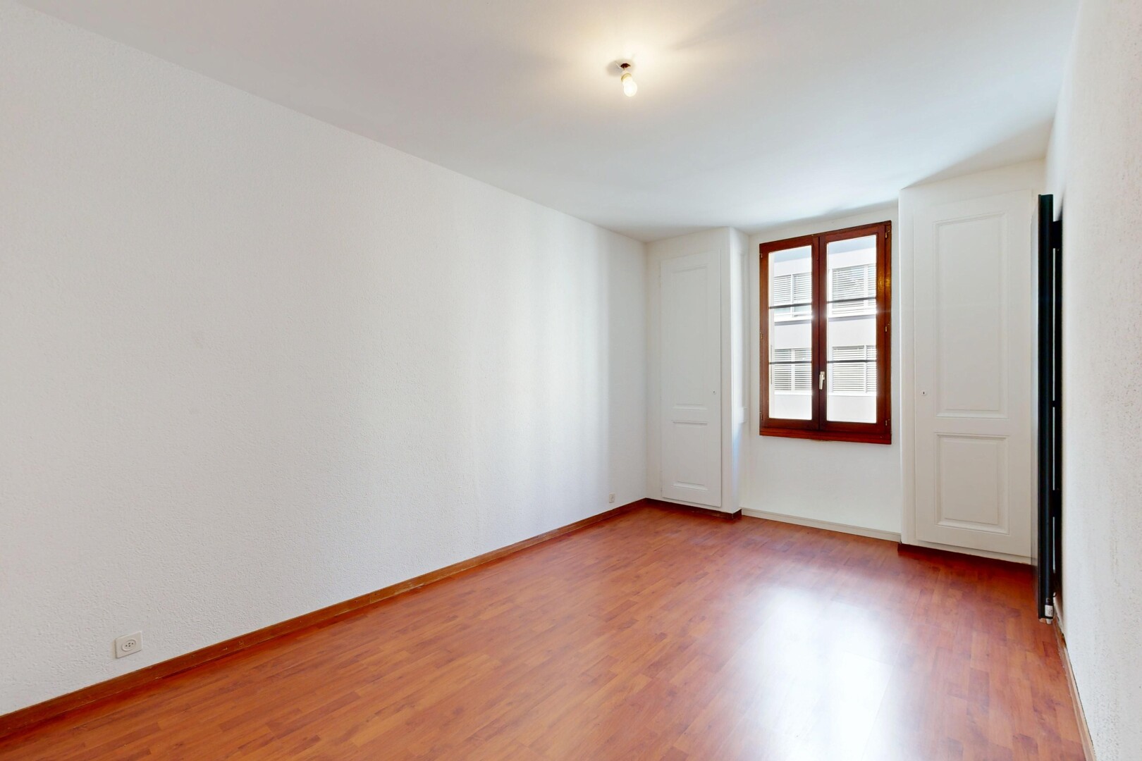 pièce vide avec inside property, wood finish floor, sol en finition bois, natural light, et lumière naturelle