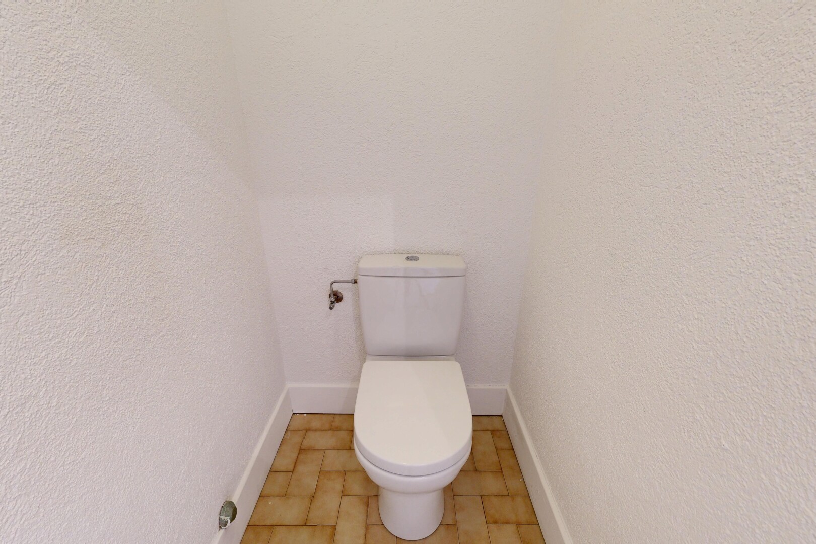 salle de bains avec cabinet de toilette, toilette, inside property, baseboards wall, et plinthes murales