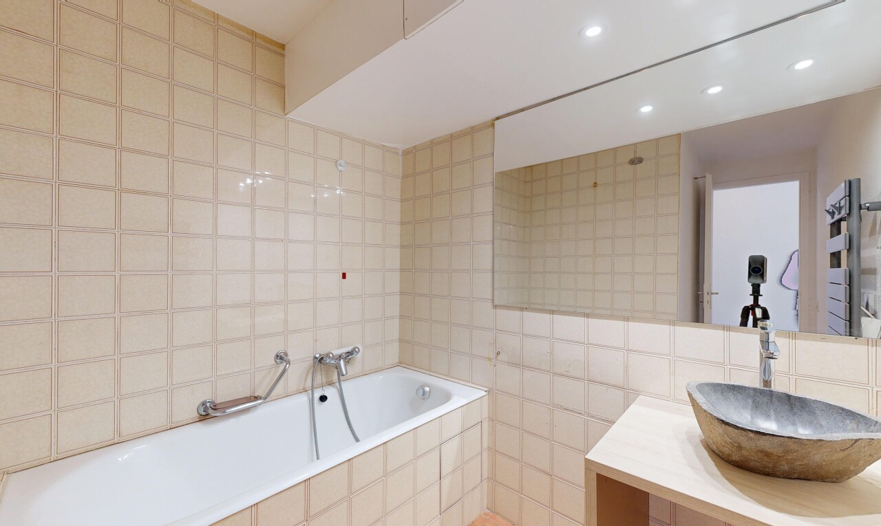 salle de bains avec tile wall, mur en carrelage, inside property, salle de bain complète, et bain
