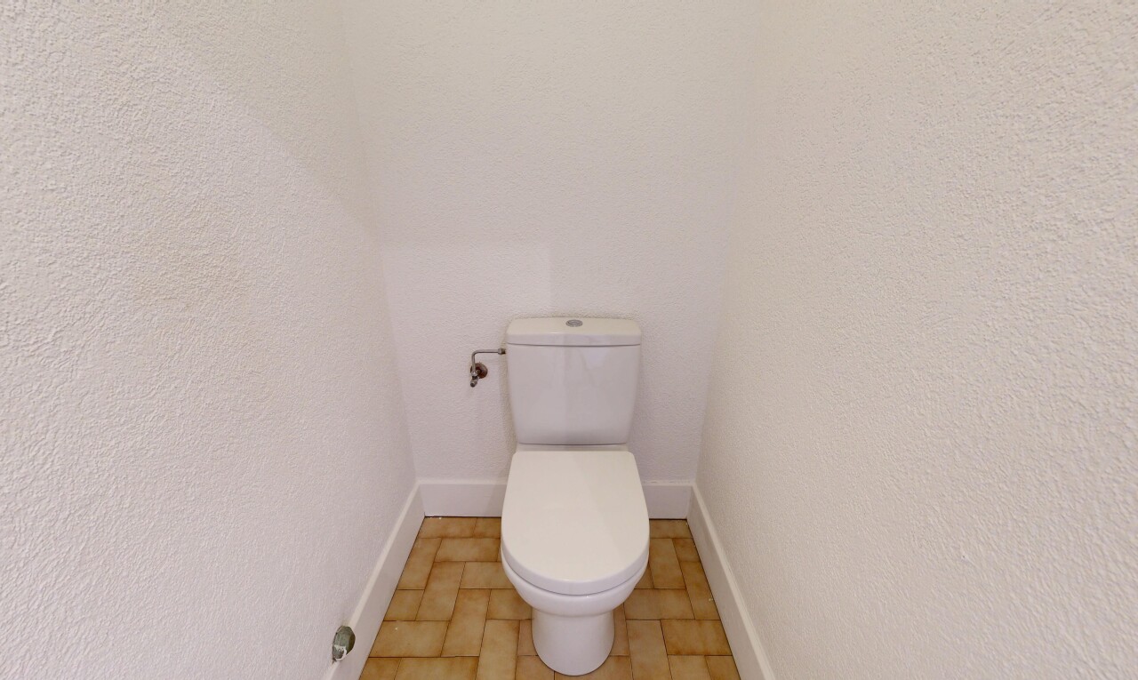 salle de bains avec cabinet de toilette, toilette, inside property, baseboards wall, et plinthes murales