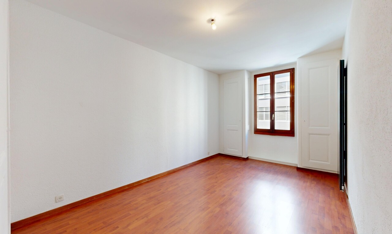 pièce vide avec inside property, wood finish floor, sol en finition bois, natural light, et lumière naturelle