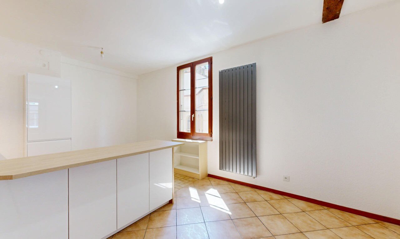 pièce vide avec light floor, drywall, cloison sèche, natural light, et lumière naturelle