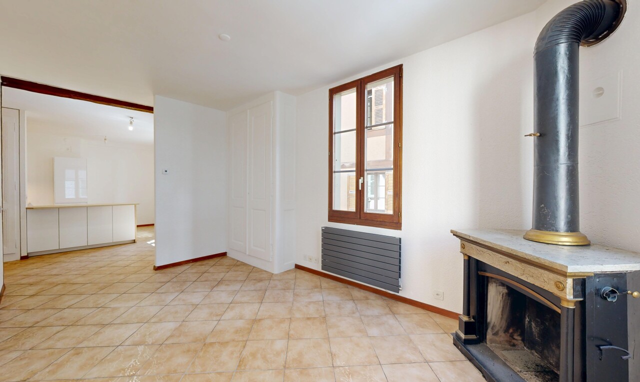 pièce vide avec radiateur, inside property, poêle à bois, cloison sèche, et drywall