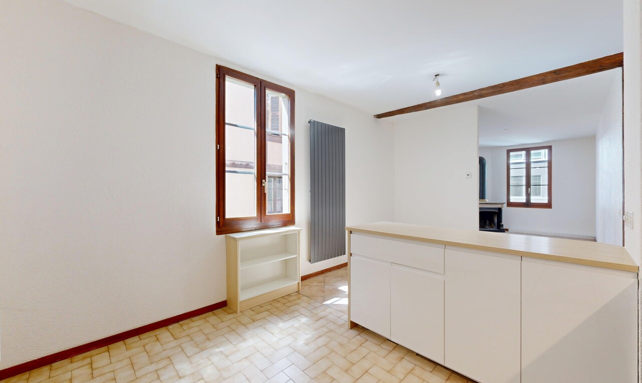 pièce vide avec light floor, plinthes murales, baseboards wall, inside property, et cloison sèche
