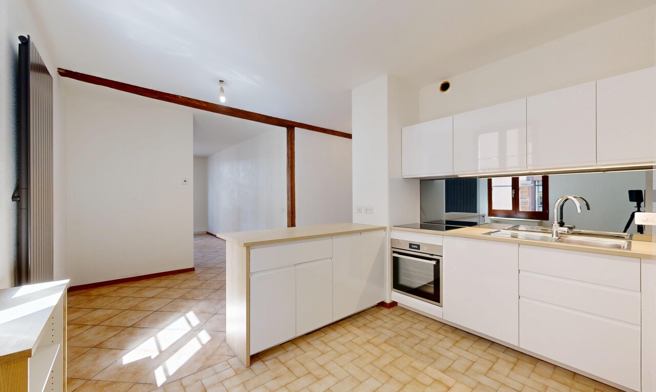 cuisine avec armoires blanches, white cabinets, four, péninsule de cuisine, et kitchen peninsula