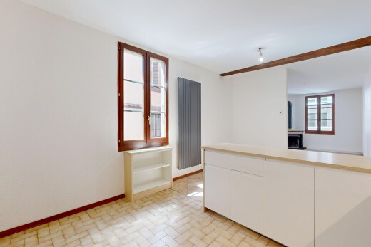 pièce vide avec light floor, plinthes murales, baseboards wall, inside property, et cloison sèche