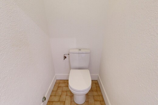 salle de bains avec cabinet de toilette, toilette, inside property, baseboards wall, et plinthes murales