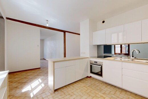 cuisine avec armoires blanches, white cabinets, four, péninsule de cuisine, et kitchen peninsula