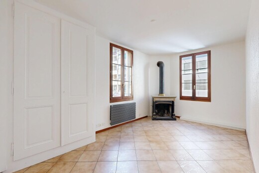 leerer raum mit holzofen, inside property, kühler, light floor, und gipskartonwand