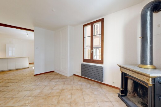 pièce vide avec radiateur, inside property, poêle à bois, cloison sèche, et drywall