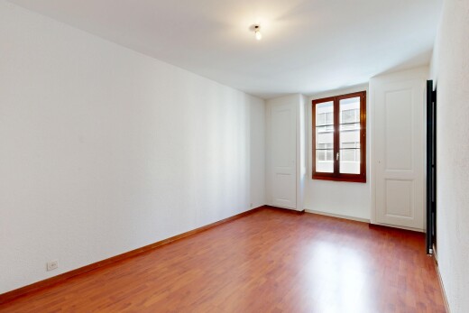 pièce vide avec inside property, wood finish floor, sol en finition bois, natural light, et lumière naturelle