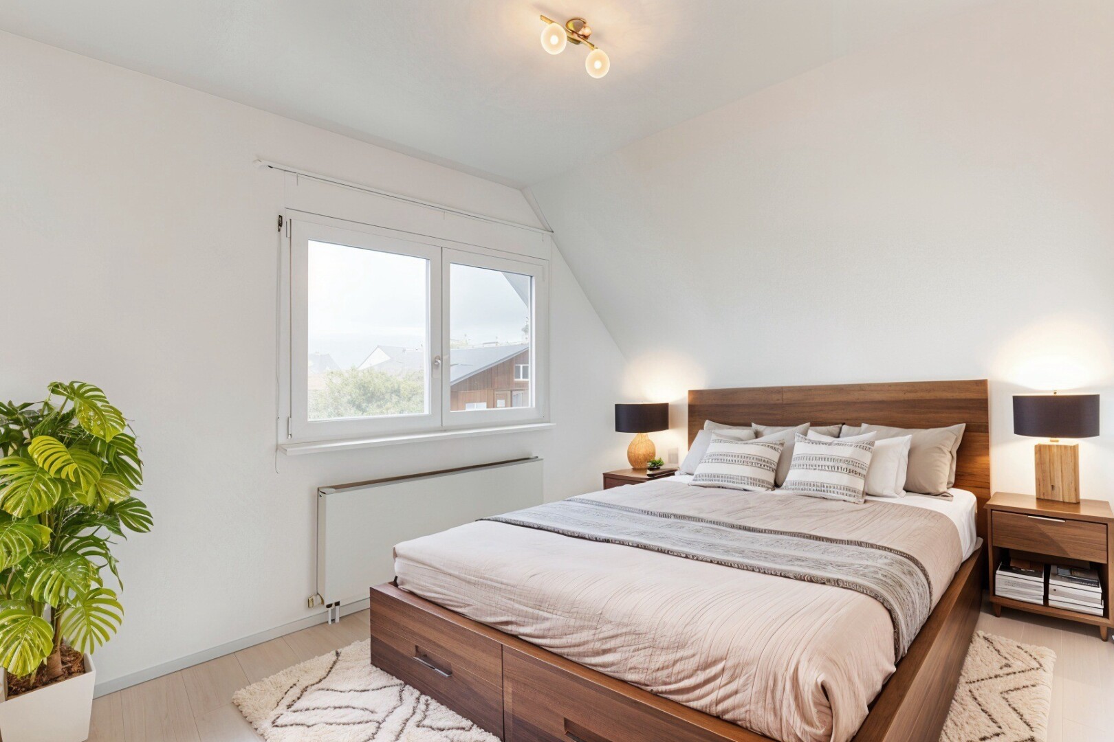 pièce vide avec plancher de bois, lumière naturelle, radiateur, plafond voûté, et plafond bas