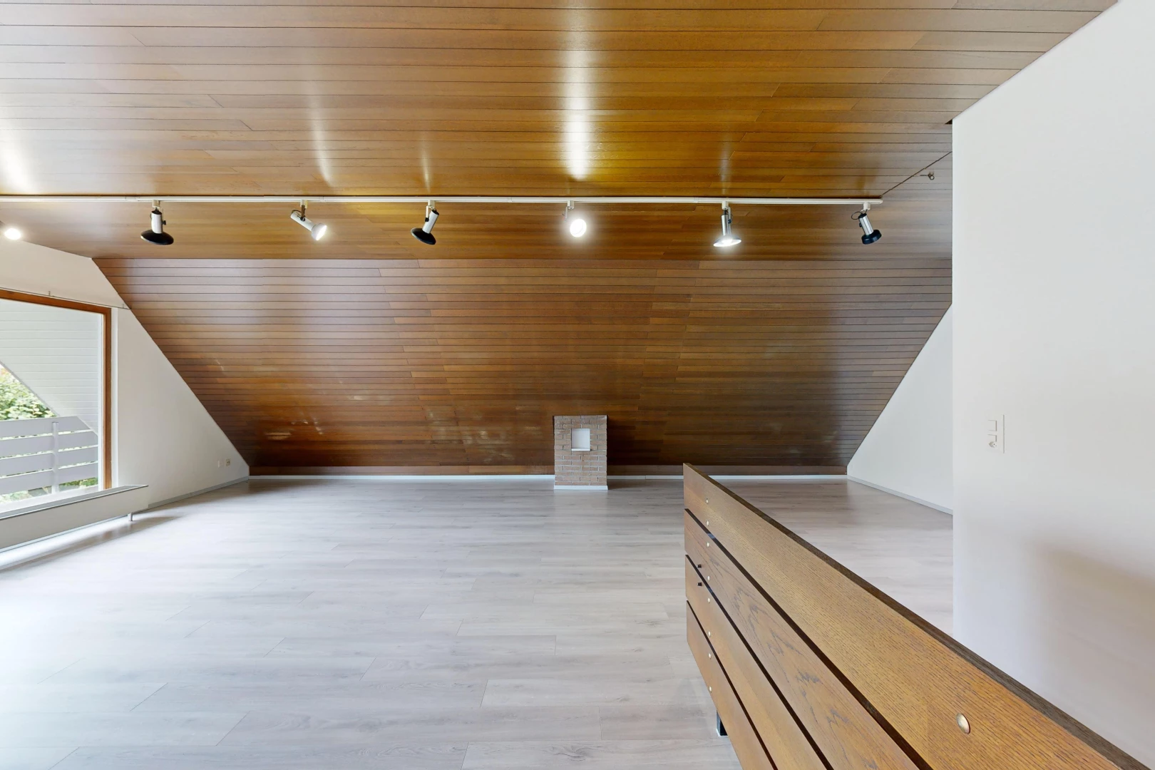 espace intérieur avec plafond de bois, lumière naturelle, plancher de bois, et éclairage sur rail