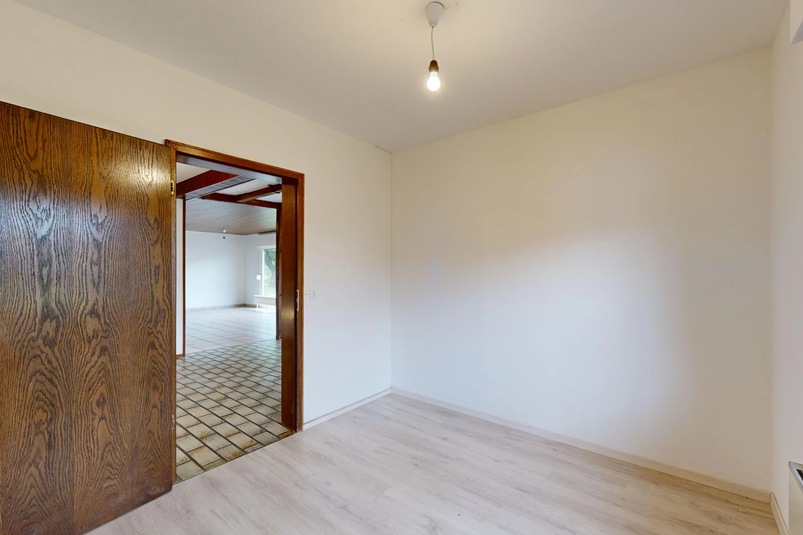 pièce vide avec plancher de bois