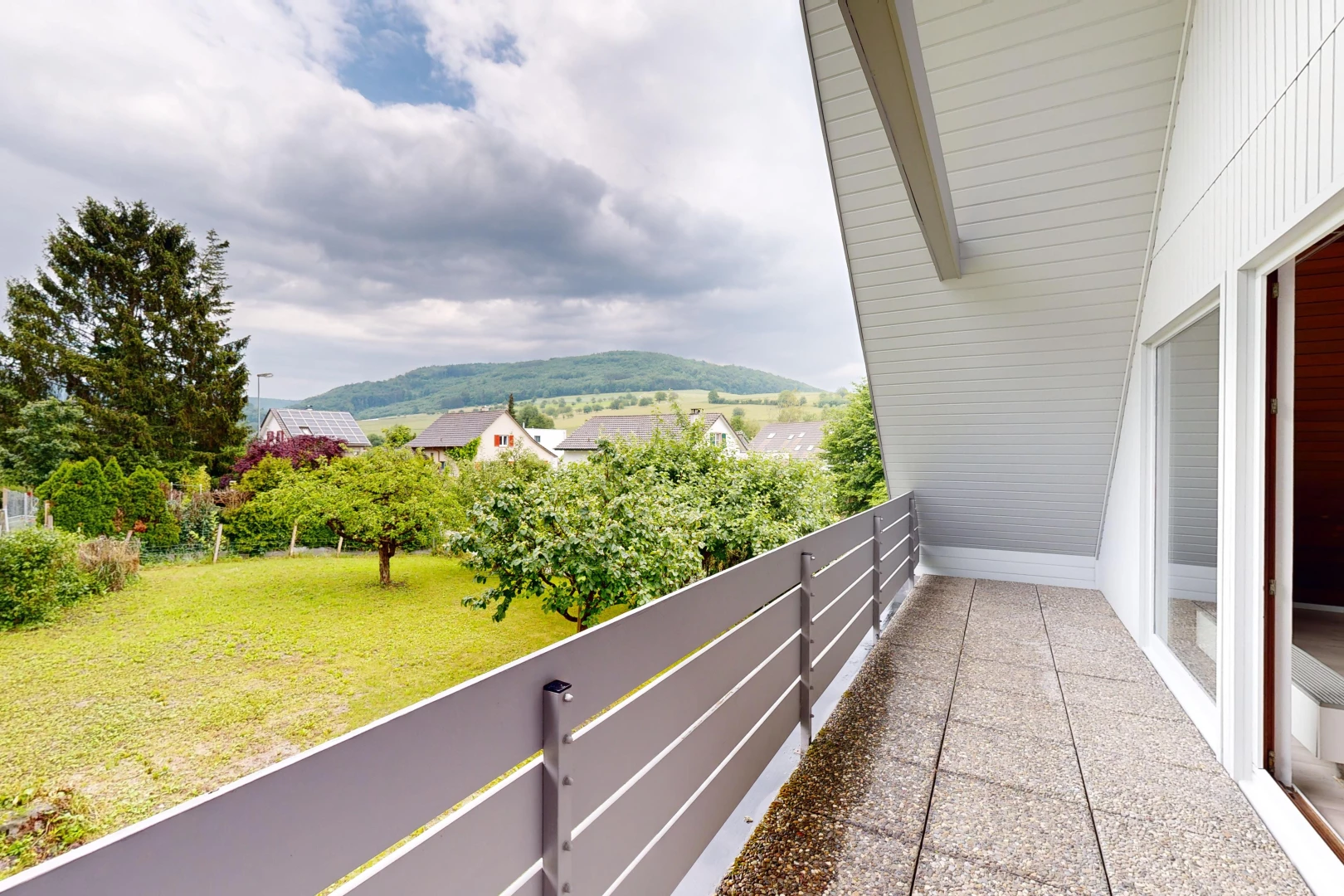balcon avec vue sur la montagne