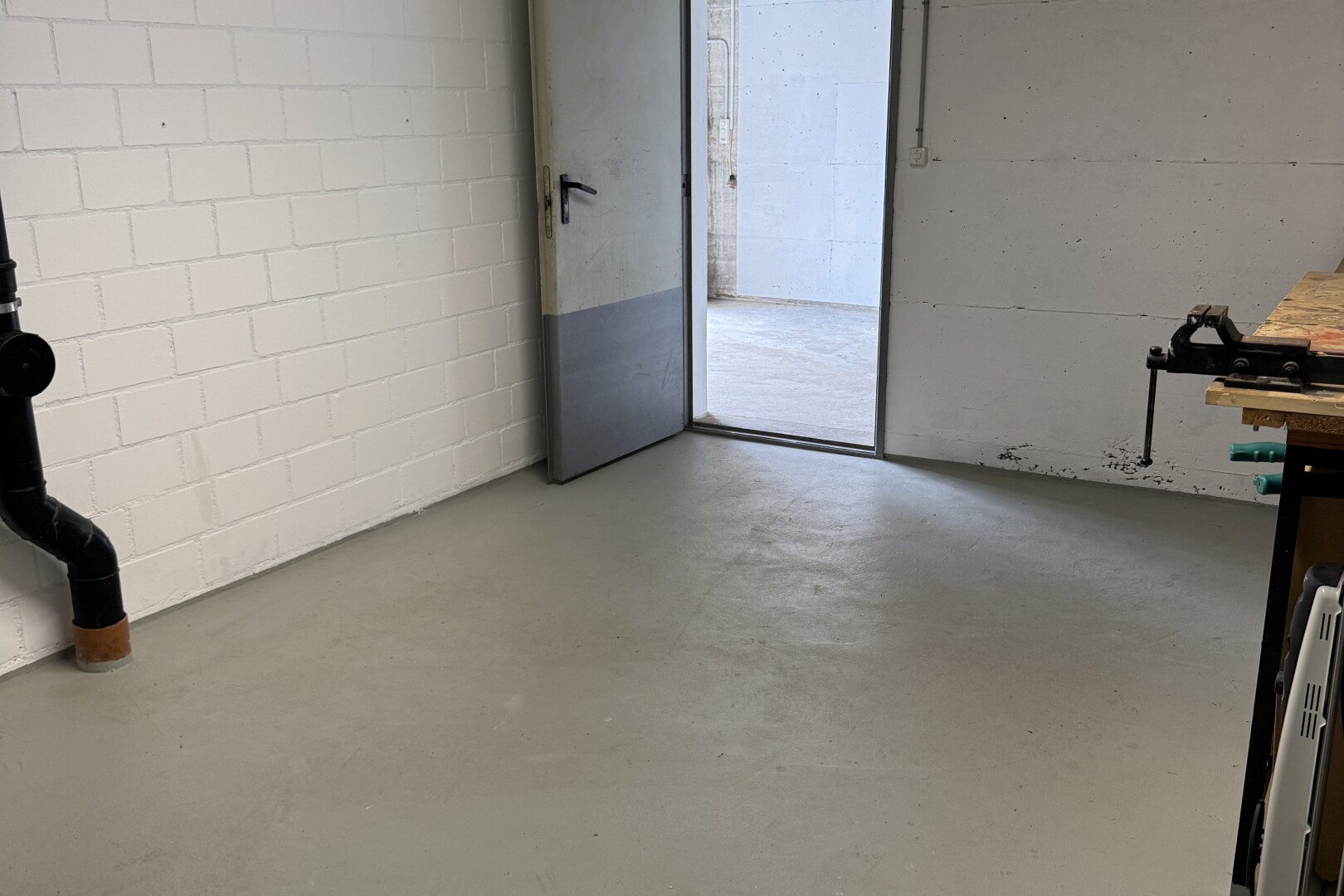pièce vide avec concrete floor, sol en béton, sous-sol, inside community, et concrete block wall