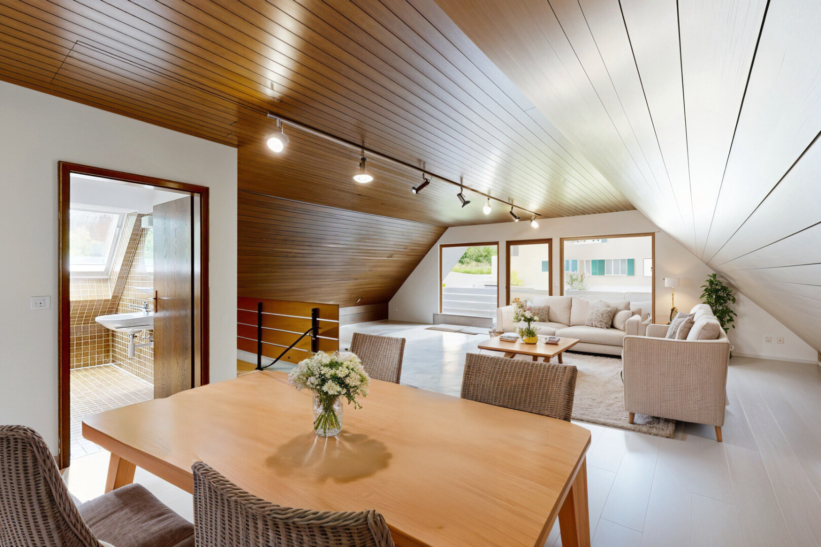 pièce vide avec plafond de bois, lumière naturelle, plancher de bois, et éclairage sur rail