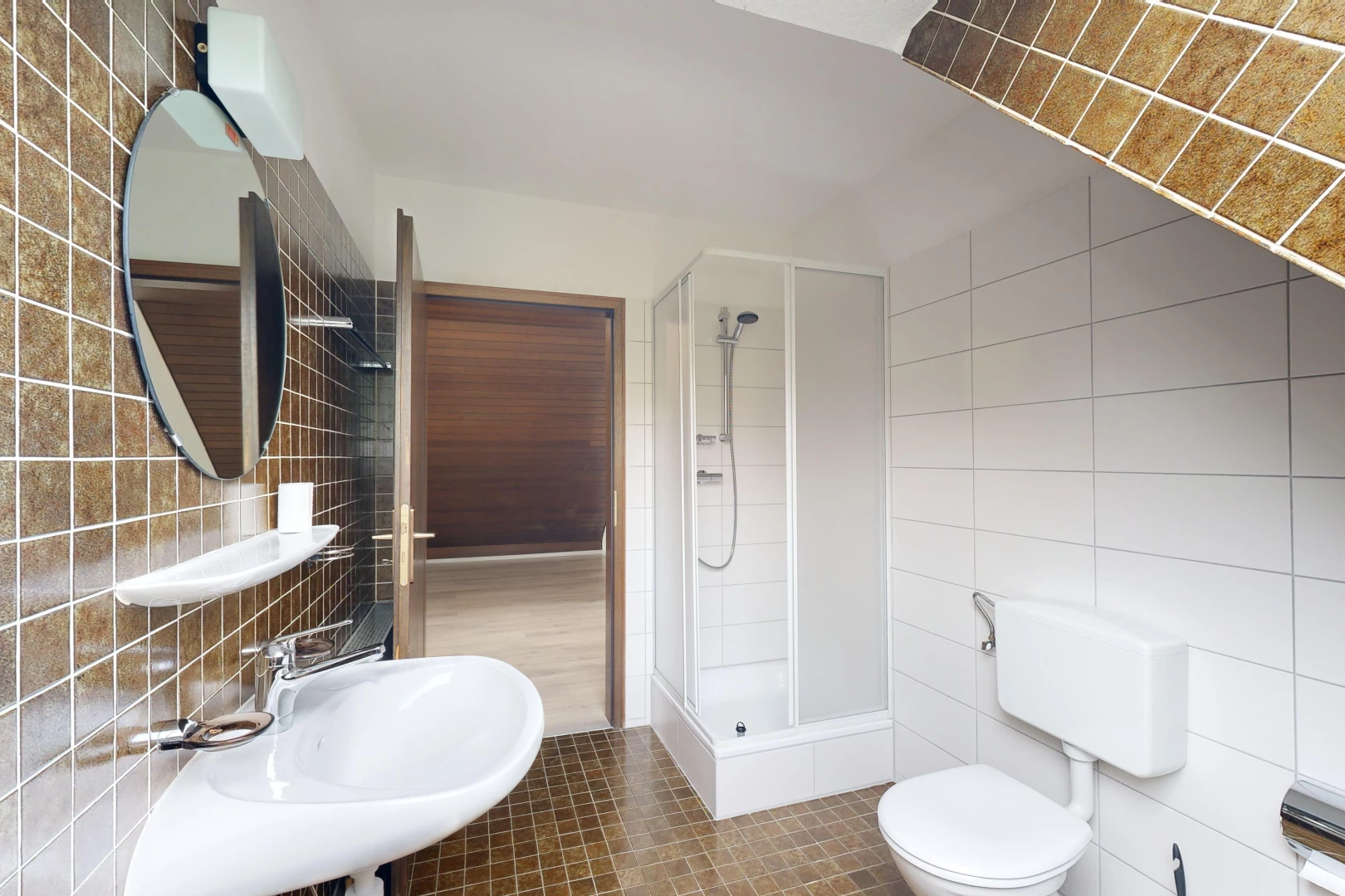salle de bain avec mur carrelé, douche, et miroir