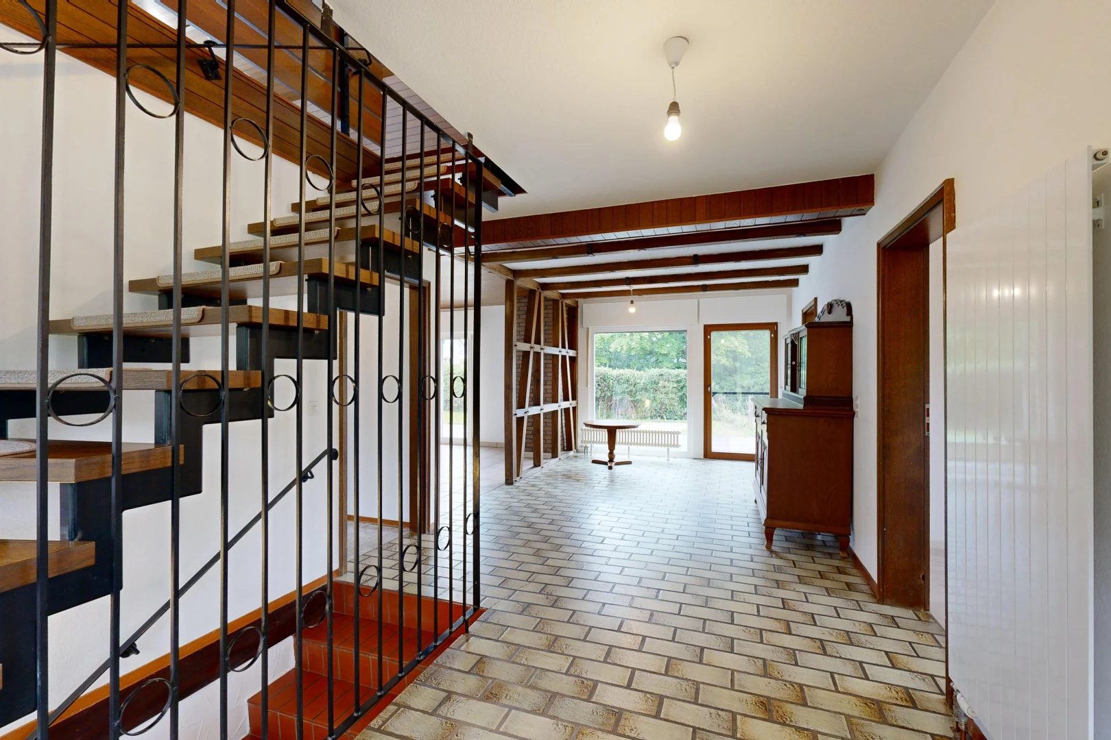 espace intérieur avec lumière naturelle et poutres apparentes
