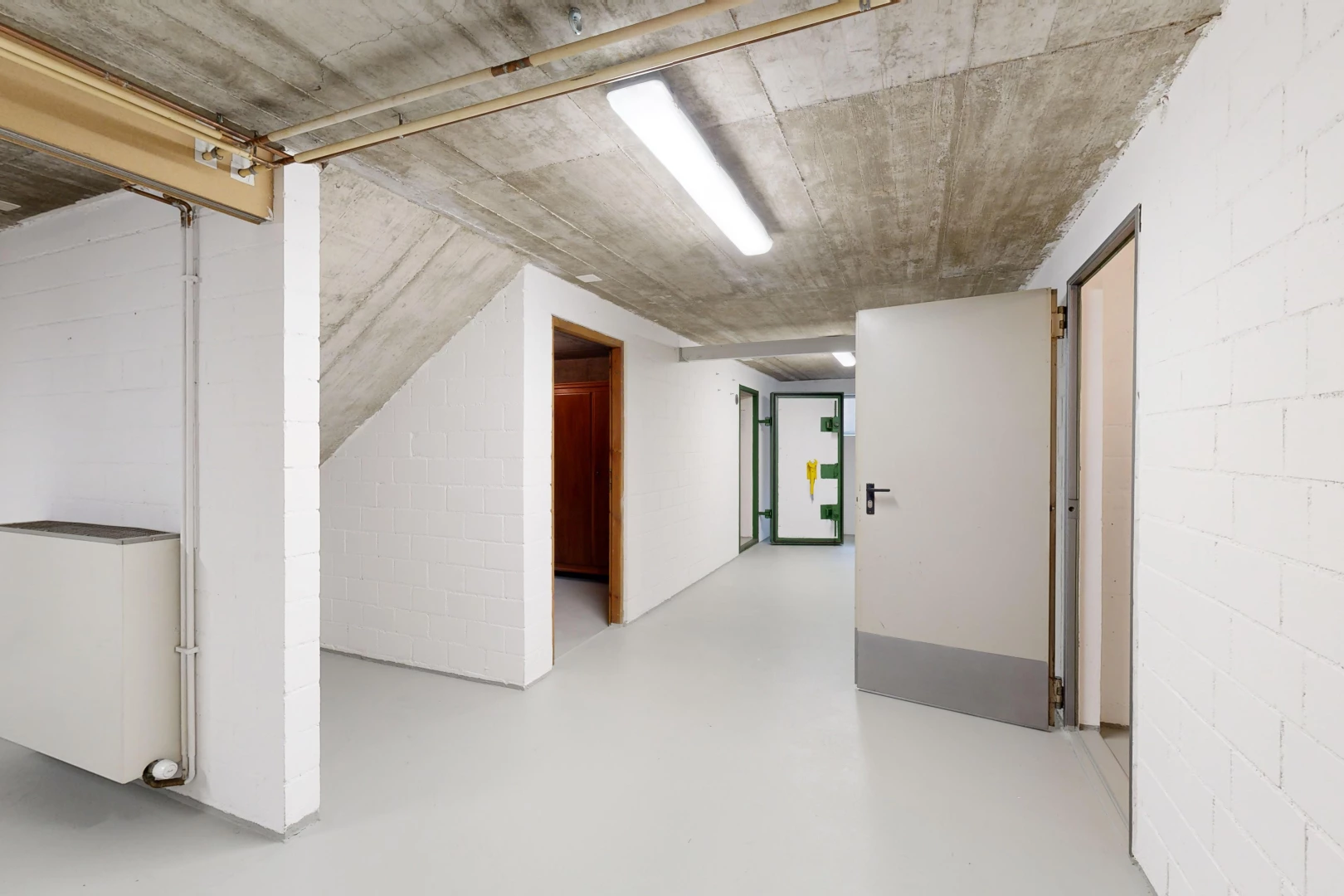 couloir avec plafond en béton