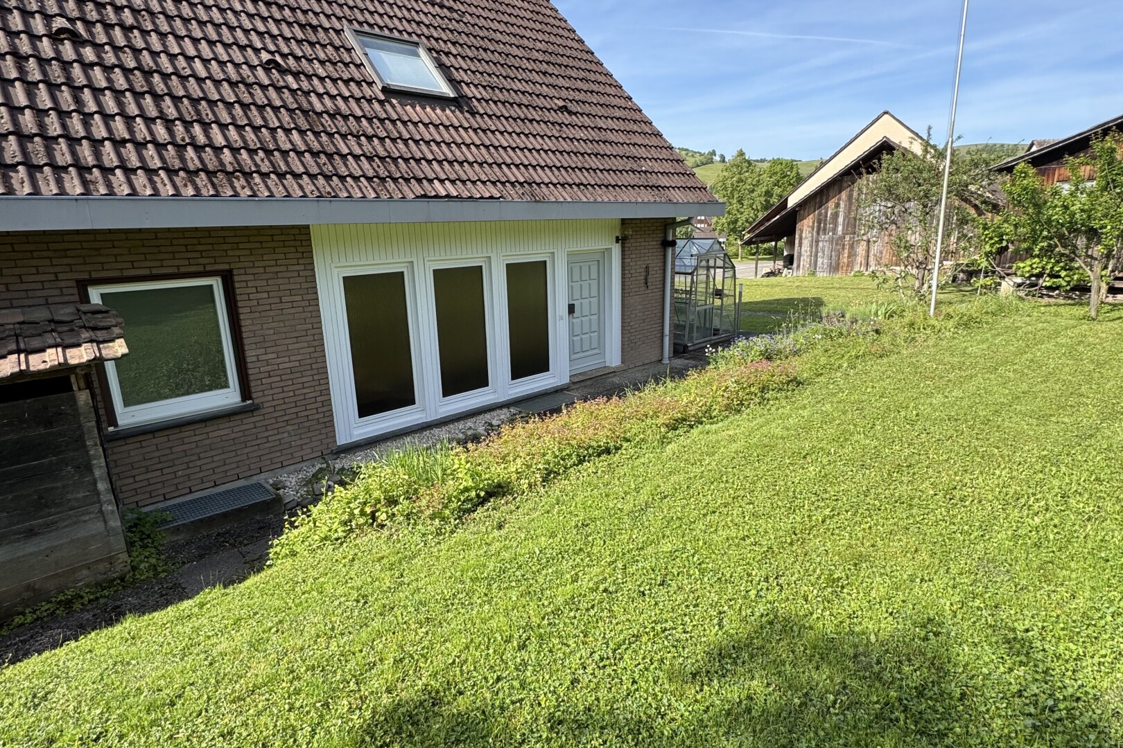 garten mit day time, rasen, from property, und außenansicht