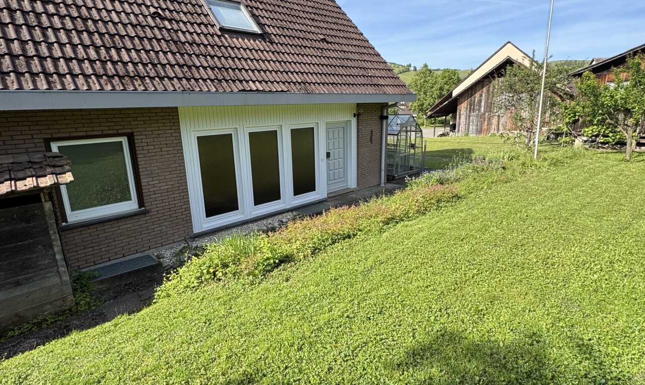 garten mit day time, rasen, from property, und außenansicht
