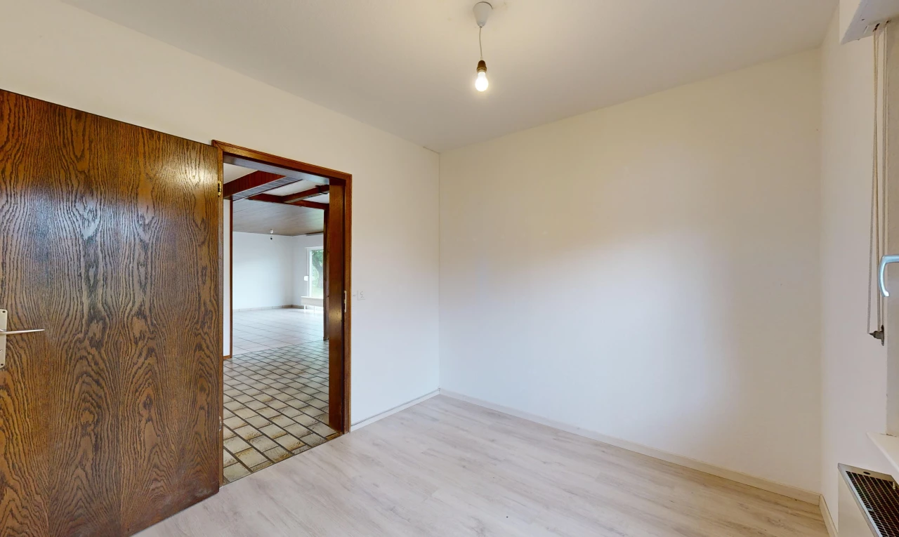 pièce vide avec plancher de bois