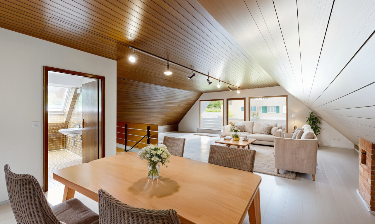 pièce vide avec plafond de bois, lumière naturelle, plancher de bois, et éclairage sur rail
