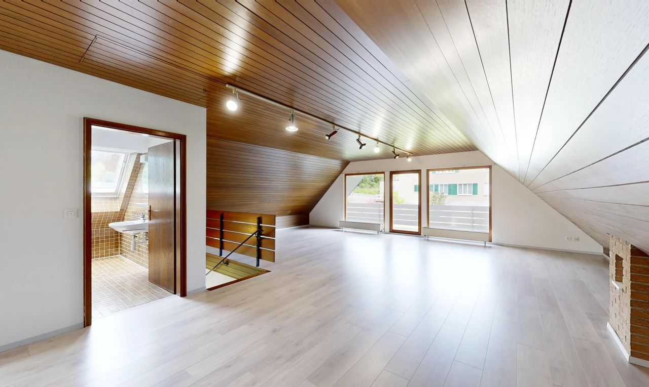 pièce vide avec plafond de bois, lumière naturelle, plancher de bois, et éclairage sur rail