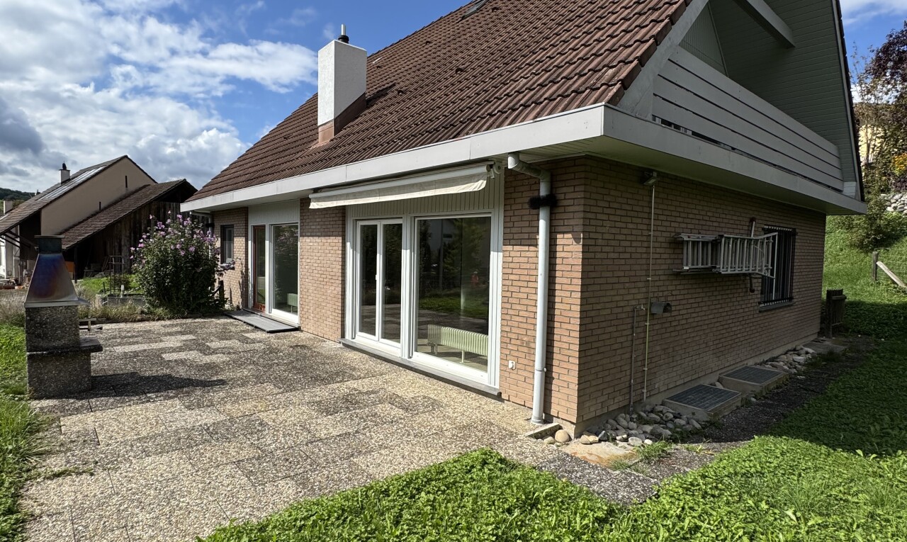 façade avec day time, bardage en brique, property visible, terrasse, et cheminée