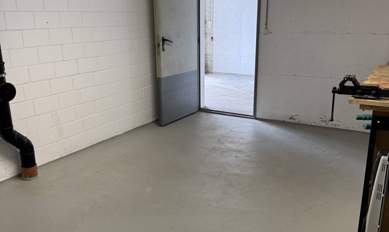 pièce vide avec concrete floor, sol en béton, sous-sol, inside community, et concrete block wall