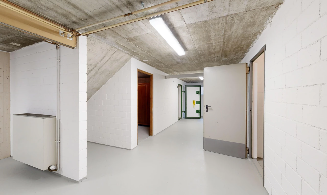 couloir avec plafond en béton