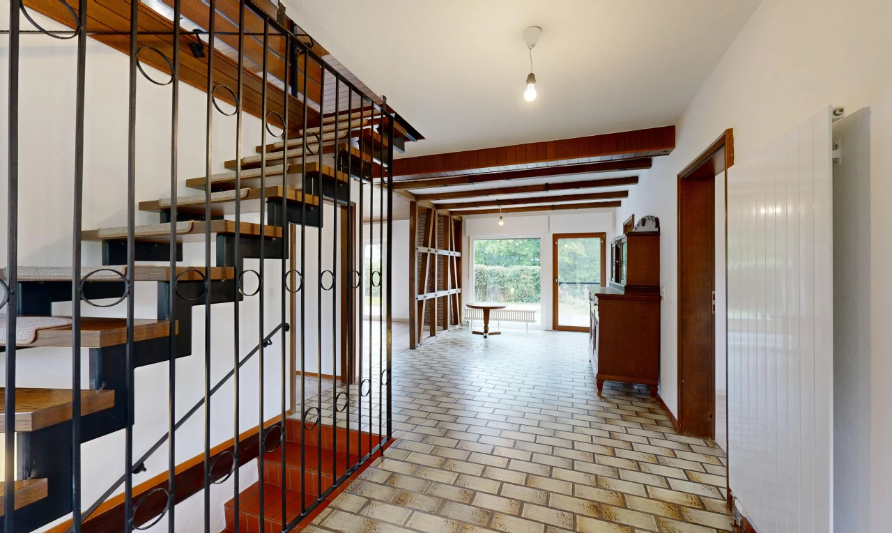 espace intérieur avec lumière naturelle et poutres apparentes