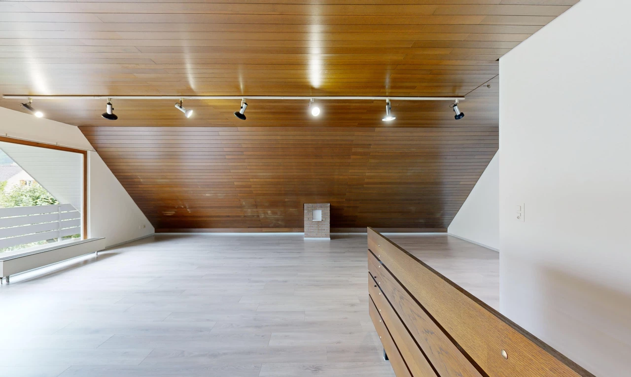 espace intérieur avec plafond de bois, lumière naturelle, plancher de bois, et éclairage sur rail