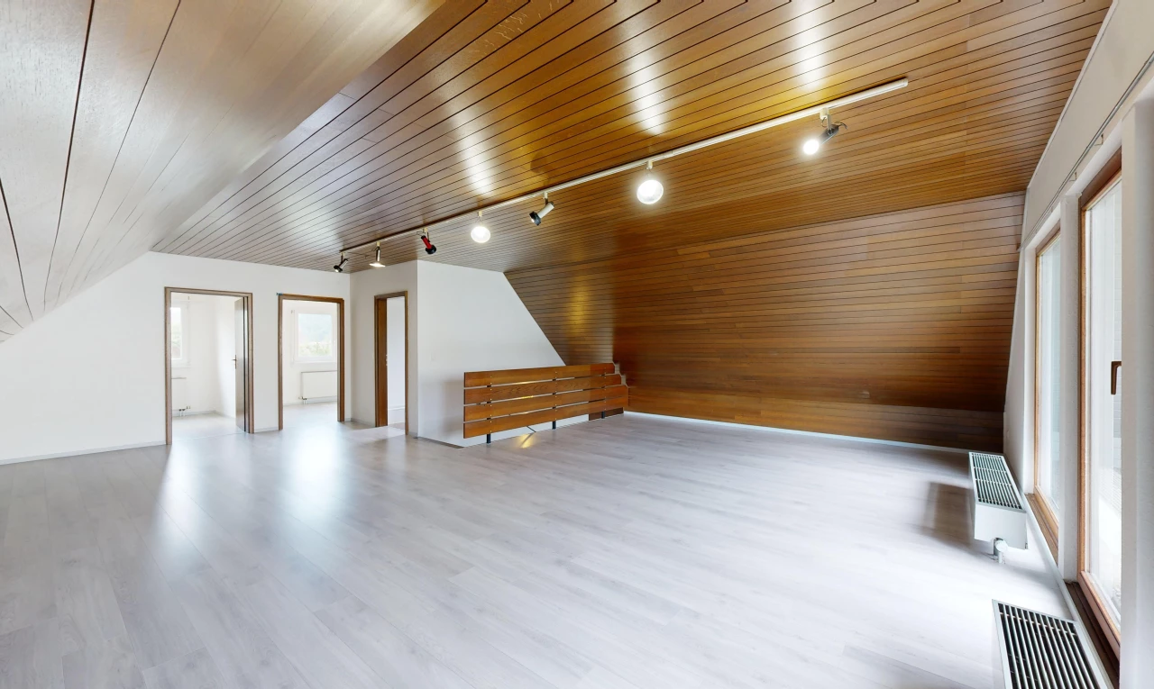 pièce vide avec plancher de bois, plafond de bois, éclairage sur rail, et lumière naturelle