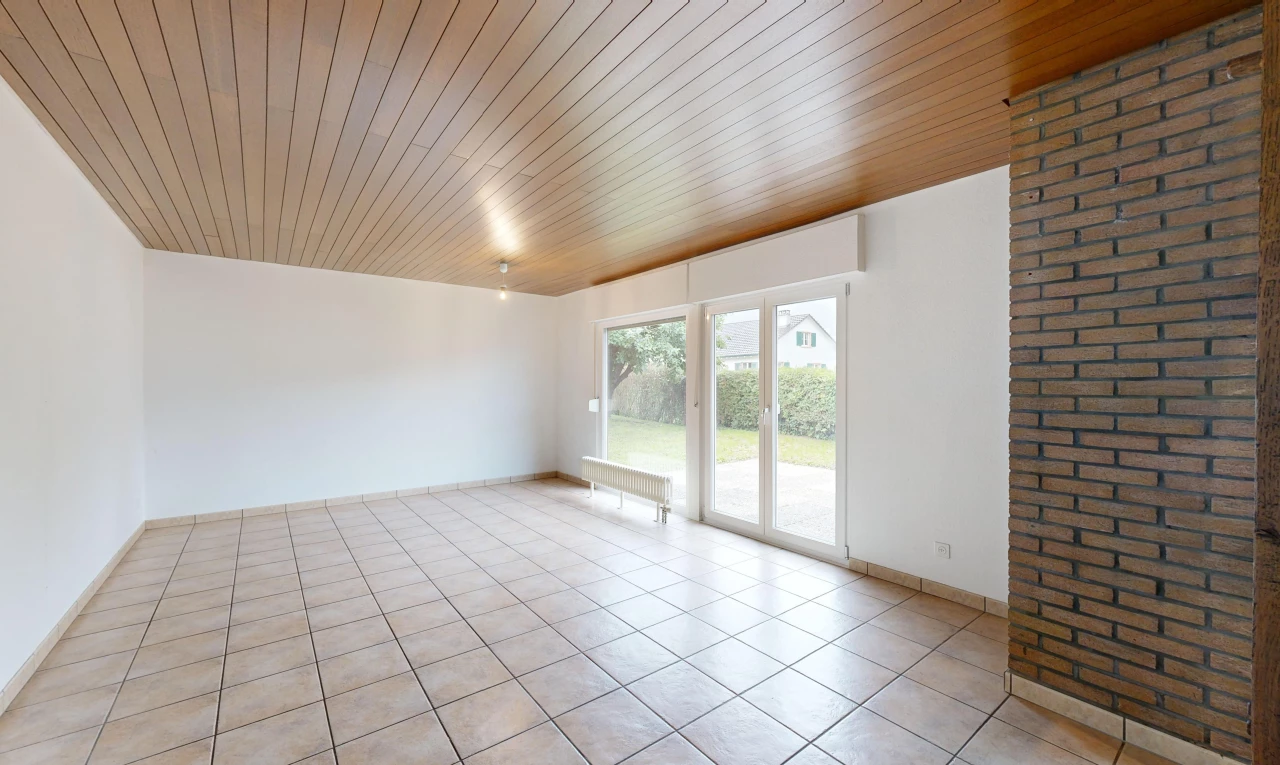 pièce vide avec carrelage, plafond de bois, et lumière naturelle