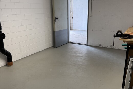 pièce vide avec concrete floor, sol en béton, sous-sol, inside community, et concrete block wall