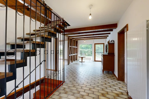 innenraum mit balkendecke und natürliches licht