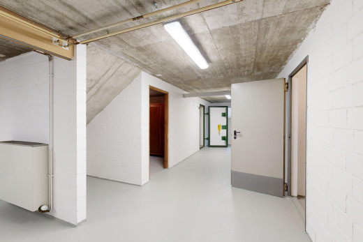 couloir avec plafond en béton