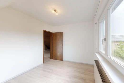 leerer raum mit kühler, parkettboden, und natürliches licht