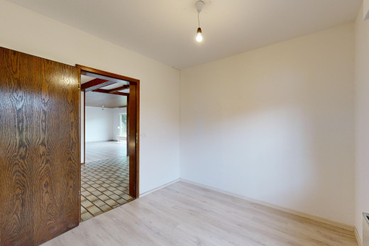 pièce vide avec plancher de bois