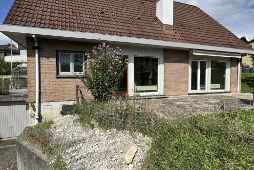 außenansicht mit ziegeldach, ziegelverkleidung, property visible, day time, und schornstein