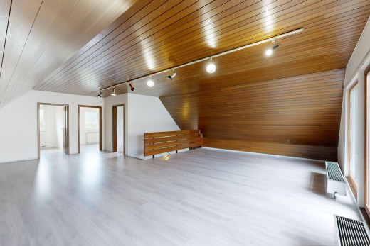 pièce vide avec plancher de bois, plafond de bois, éclairage sur rail, et lumière naturelle