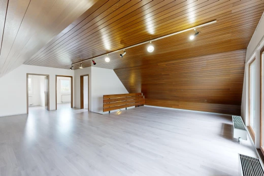 leerer raum mit holzdecke, parkettboden, schienenbeleuchtung, und natürliches licht