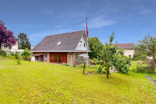 außenansicht mit rasen